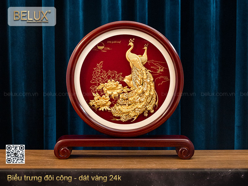 Biểu trưng tròn đôi công dát vàng 24k&nbsp;